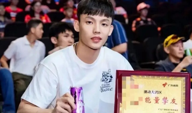 开云官方网站-广东男篮最新动态！徐杰获得新身份，杜锋深夜发声，崔永熙胡明轩参加热身赛，王洪泽出国特训