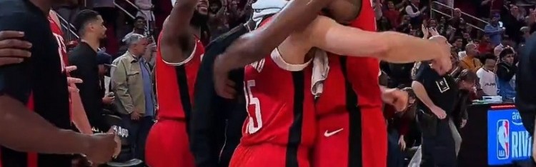 小伙子你是功臣！杜兰特申京赛后拍谢泼德的脑袋致意 范乔丹转发